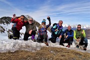 06 In Cima di Lemma con amici con da sfondo Pizzo Scala e Alpi Retiche